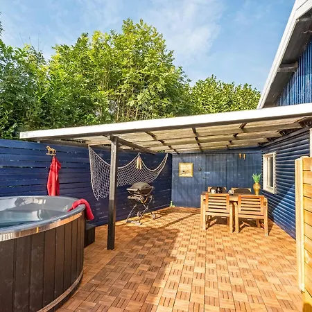 With Hot Tub In A Scenic Retreat Dom wakacyjny